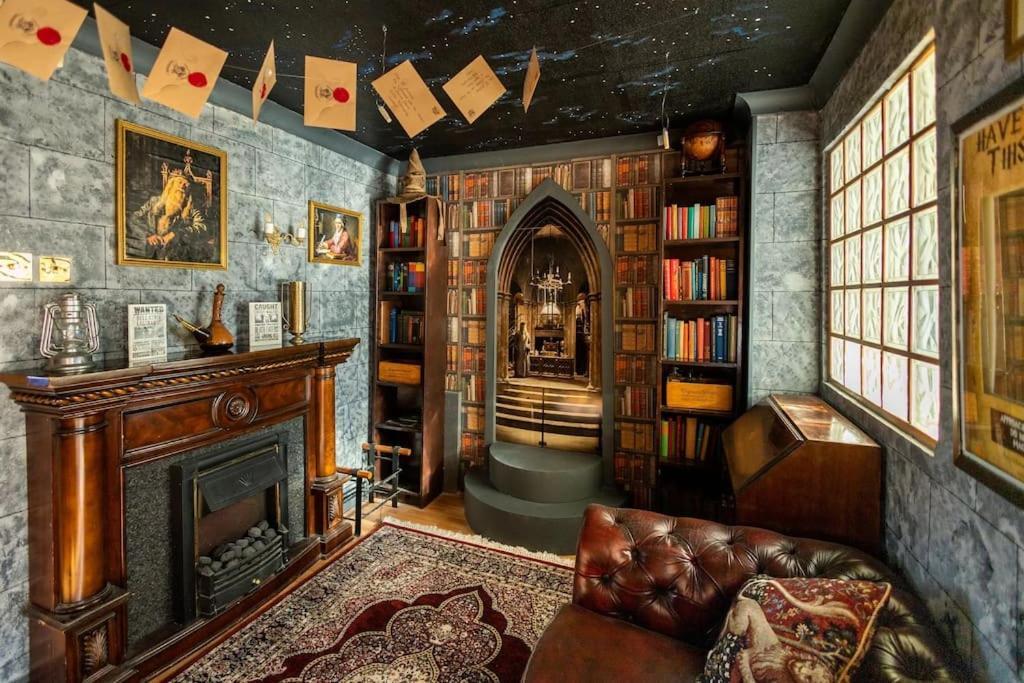 Hogwarts Hideaway Themed Property Watford  Exteriör bild