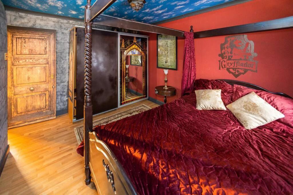 Hogwarts Hideaway Themed Property Watford  Exteriör bild