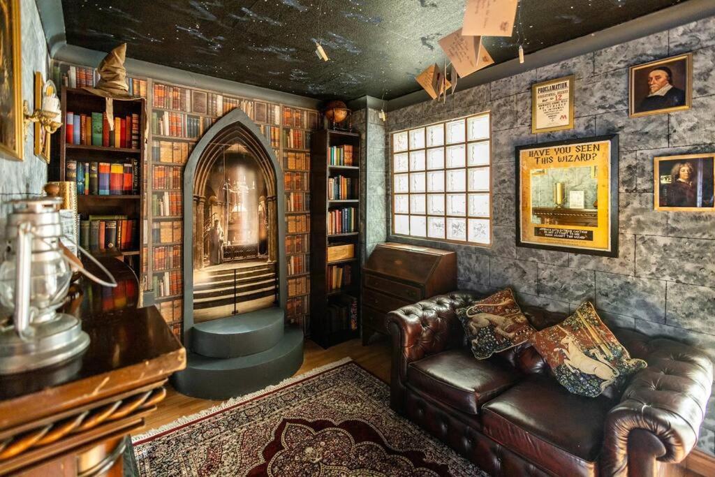 Hogwarts Hideaway Themed Property Watford  Exteriör bild