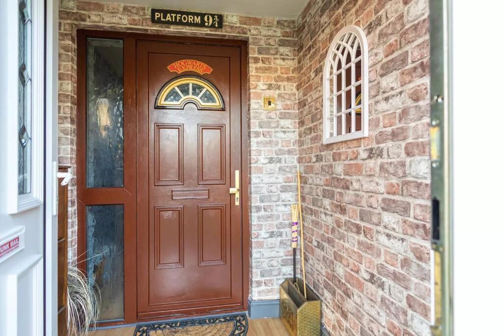 Hogwarts Hideaway Themed Property Watford  Exteriör bild