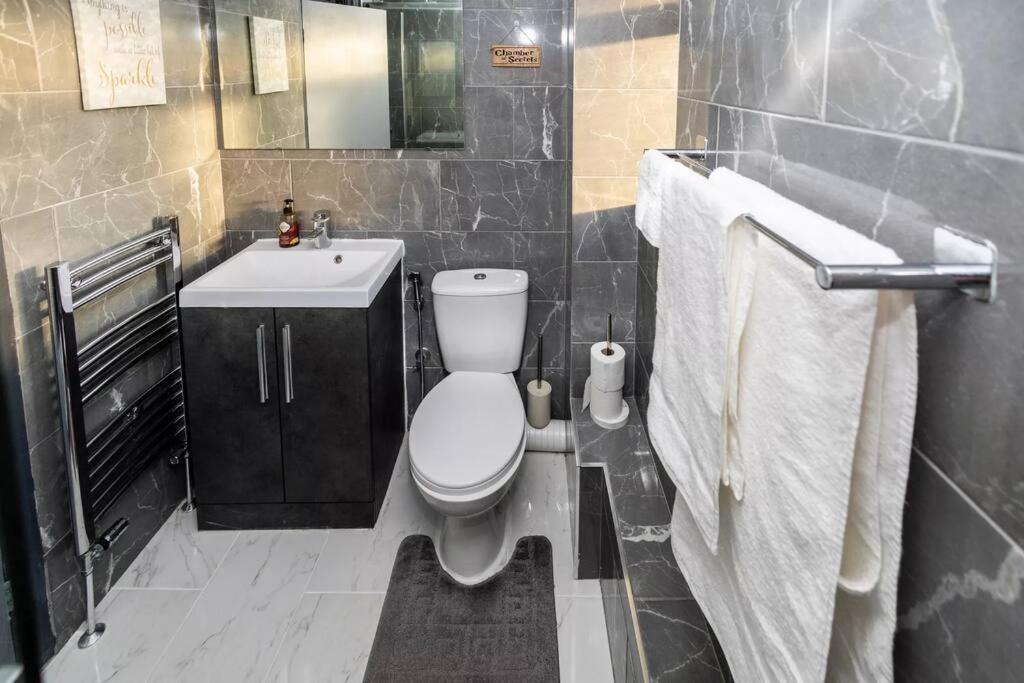 Hogwarts Hideaway Themed Property Watford  Exteriör bild