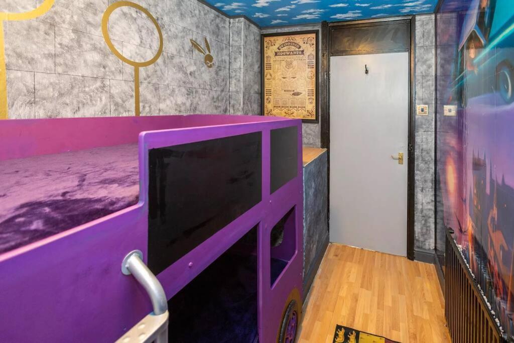 Hogwarts Hideaway Themed Property Watford  Exteriör bild