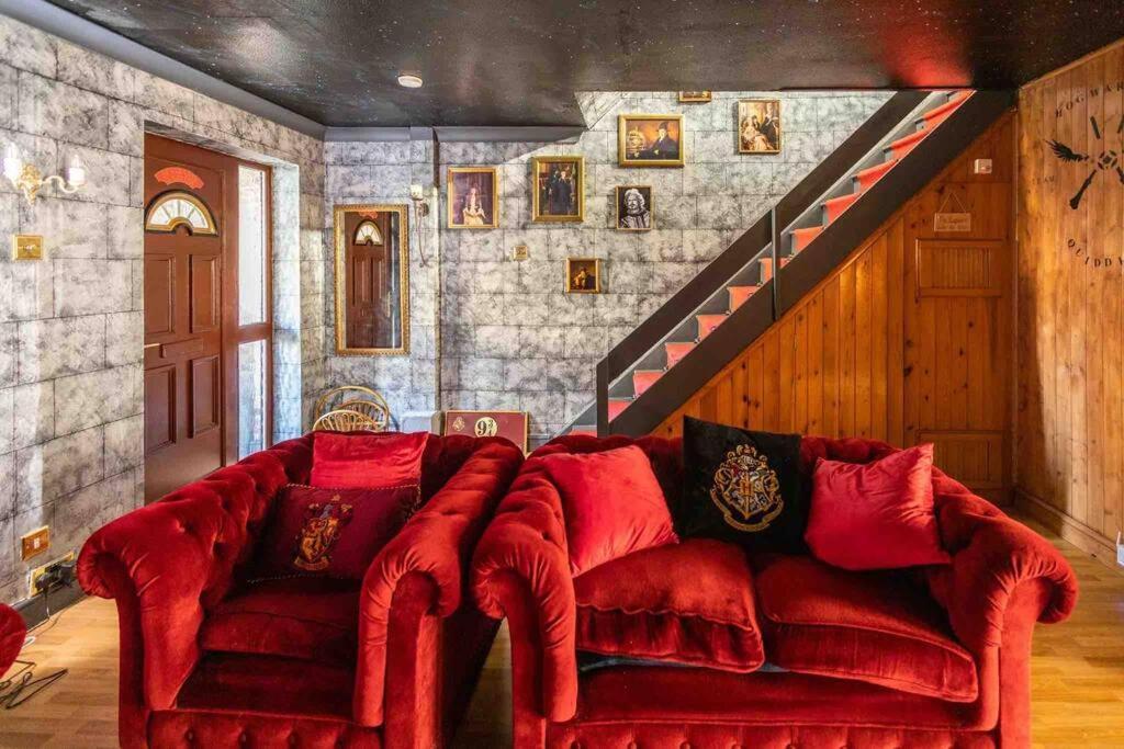 Hogwarts Hideaway Themed Property Watford  Exteriör bild