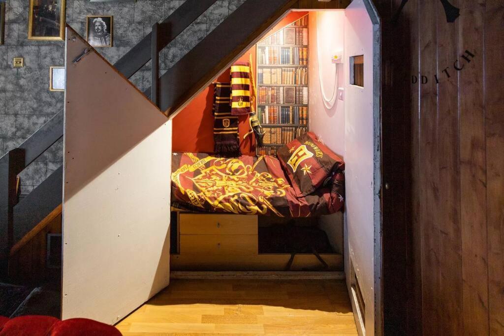 Hogwarts Hideaway Themed Property Watford  Exteriör bild