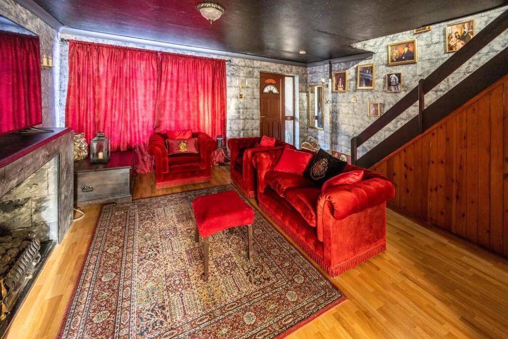 Hogwarts Hideaway Themed Property Watford  Exteriör bild