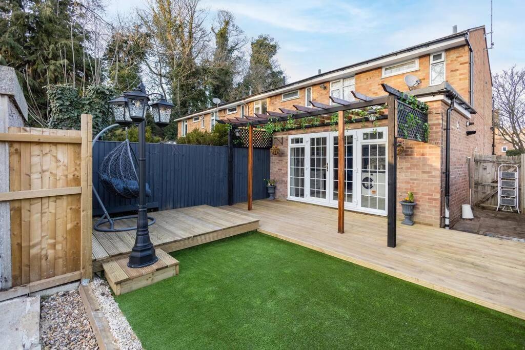 Hogwarts Hideaway Themed Property Watford  Exteriör bild